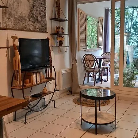 Studio La Boheme Wifi ,fibre, Garage Prive, Jardinet. Rdc. Tram L1 A 400 M *