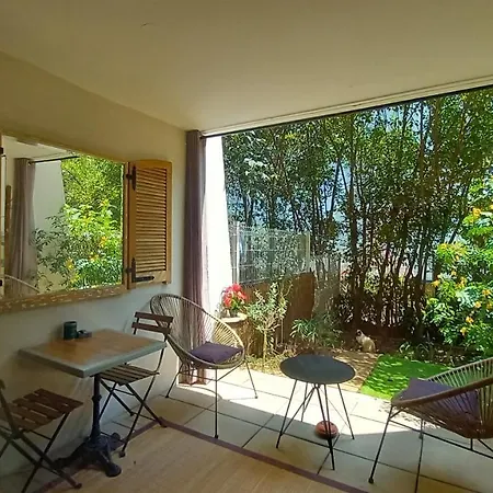 Apartment Studio La Boheme Wifi ,fibre, Garage Prive, Jardinet. Rdc. Tram L1 A 400 M *